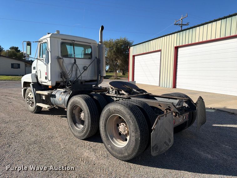 image for item DV8730 2000 Mack CH613 semi truck