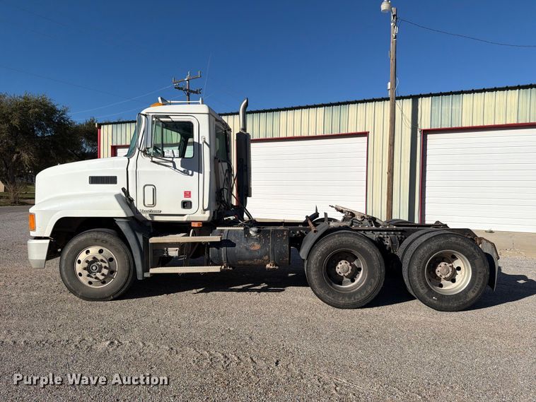 image for item DV8730 2000 Mack CH613 semi truck