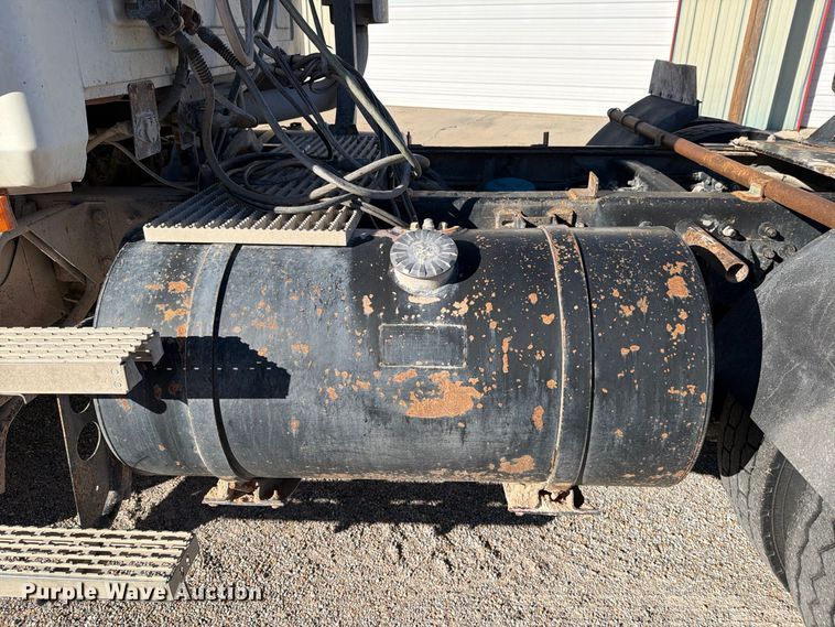 image for item DV8730 2000 Mack CH613 semi truck
