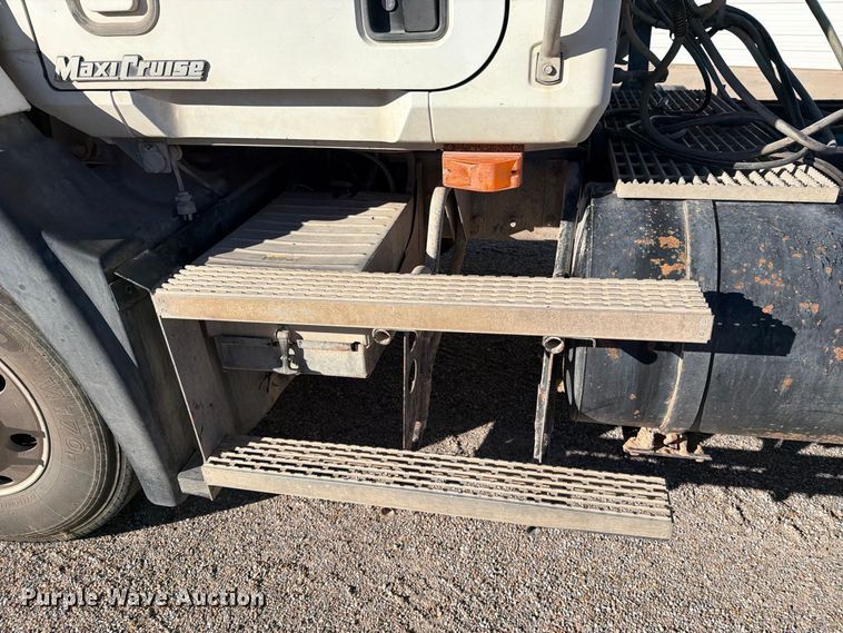 image for item DV8730 2000 Mack CH613 semi truck