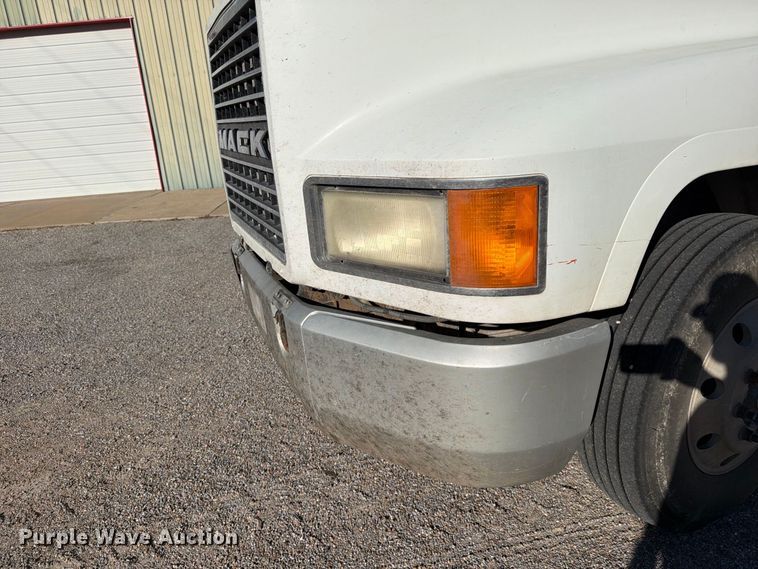 image for item DV8730 2000 Mack CH613 semi truck
