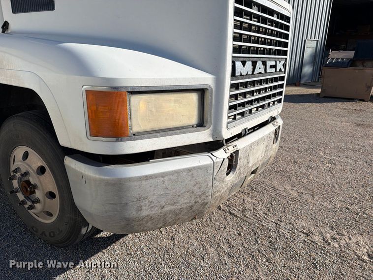 image for item DV8730 2000 Mack CH613 semi truck