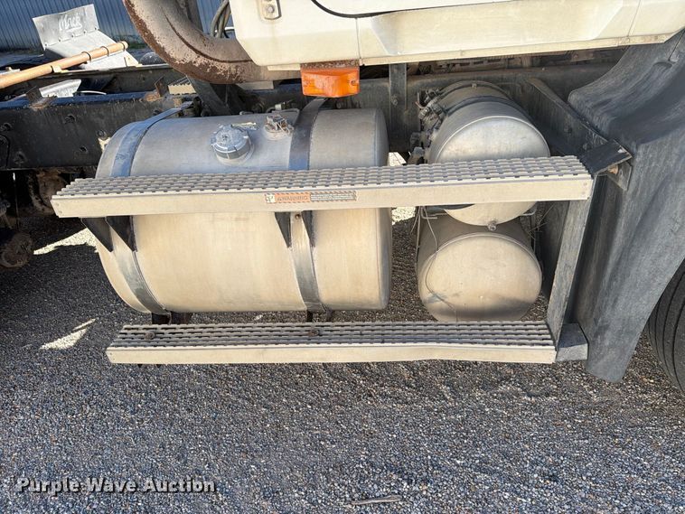 image for item DV8730 2000 Mack CH613 semi truck