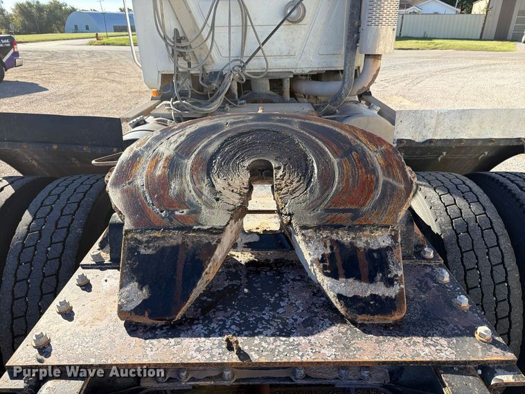image for item DV8730 2000 Mack CH613 semi truck
