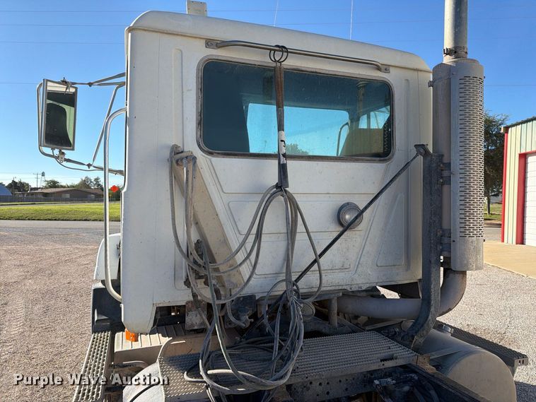 image for item DV8730 2000 Mack CH613 semi truck