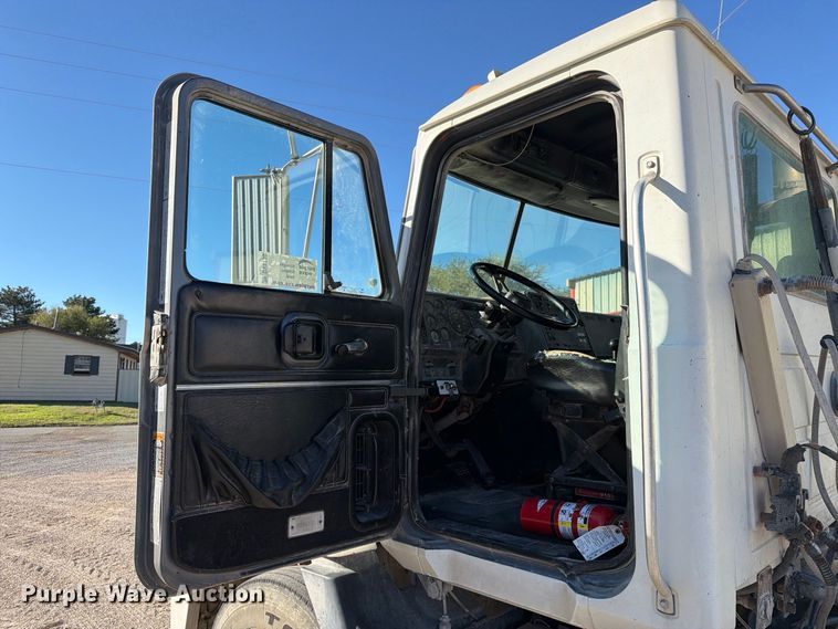 image for item DV8730 2000 Mack CH613 semi truck