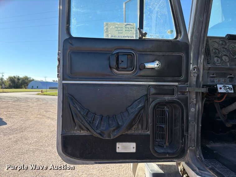 image for item DV8730 2000 Mack CH613 semi truck