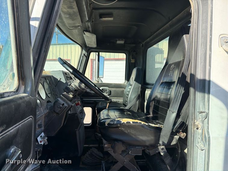 image for item DV8730 2000 Mack CH613 semi truck