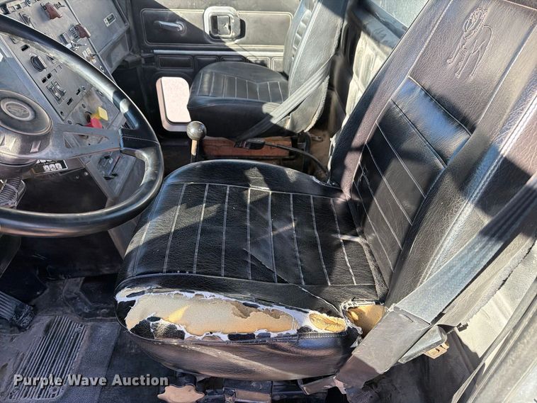 image for item DV8730 2000 Mack CH613 semi truck