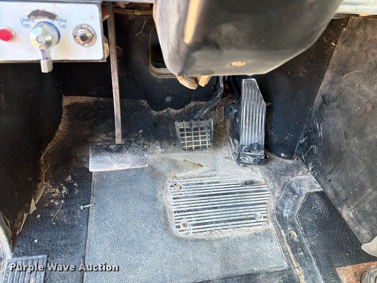 image for item DV8730 2000 Mack CH613 semi truck
