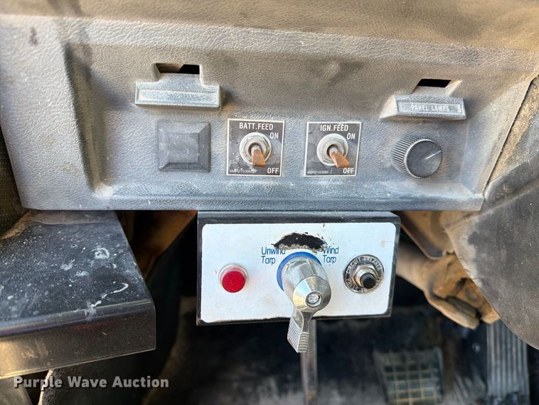 image for item DV8730 2000 Mack CH613 semi truck