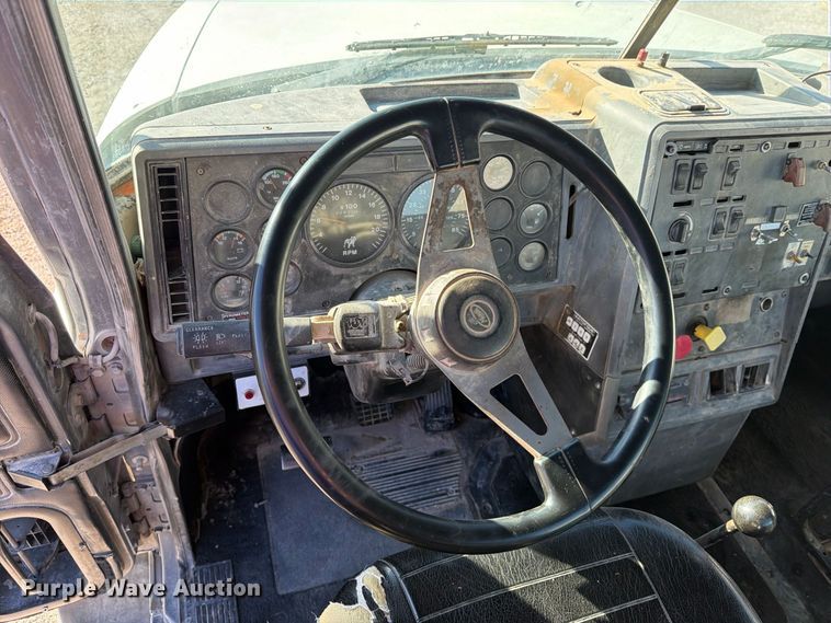 image for item DV8730 2000 Mack CH613 semi truck