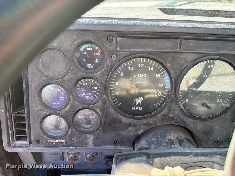 image for item DV8730 2000 Mack CH613 semi truck