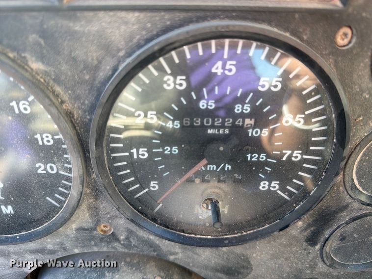 image for item DV8730 2000 Mack CH613 semi truck