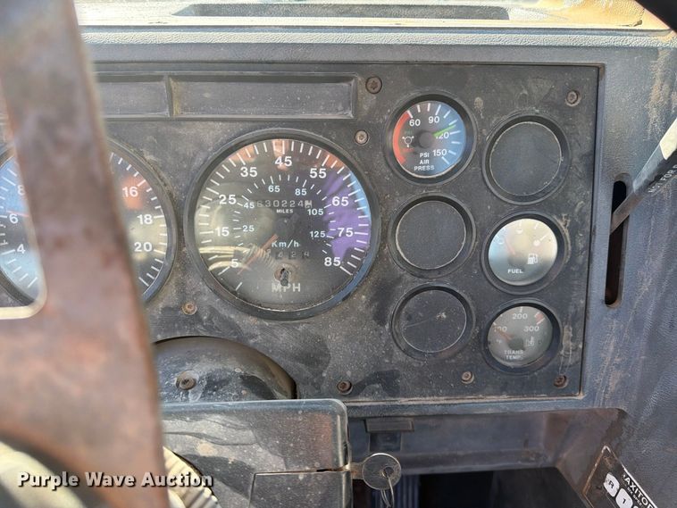 image for item DV8730 2000 Mack CH613 semi truck