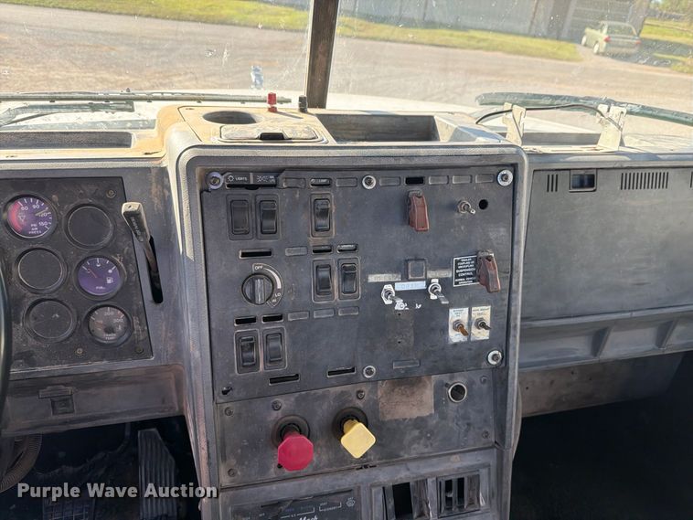 image for item DV8730 2000 Mack CH613 semi truck