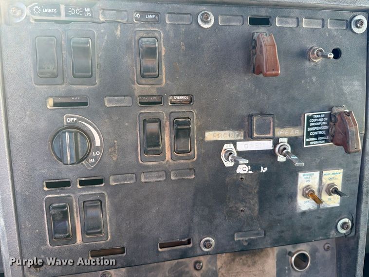 image for item DV8730 2000 Mack CH613 semi truck