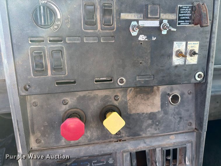 image for item DV8730 2000 Mack CH613 semi truck