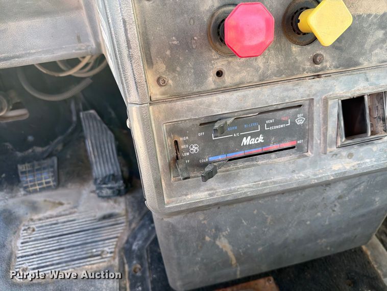image for item DV8730 2000 Mack CH613 semi truck