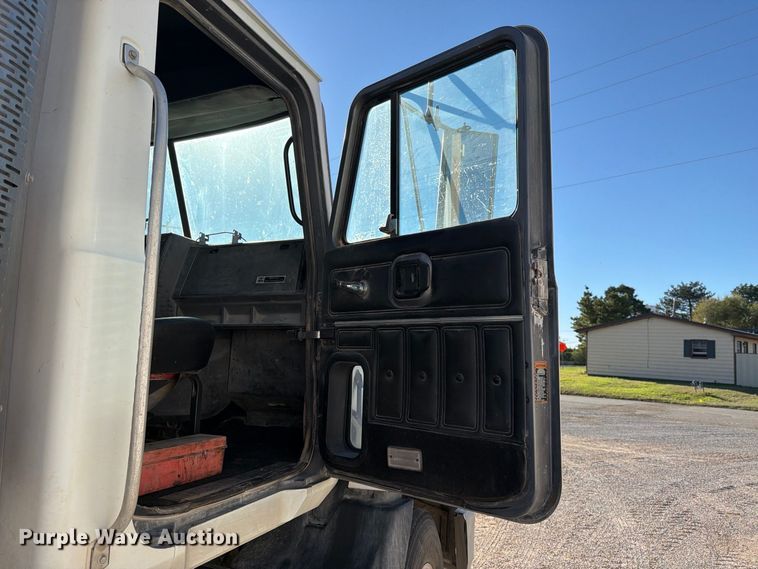image for item DV8730 2000 Mack CH613 semi truck