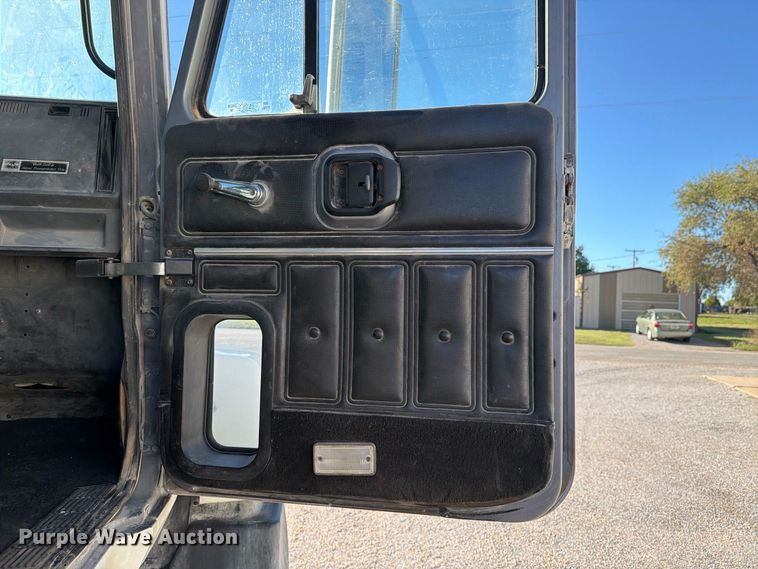 image for item DV8730 2000 Mack CH613 semi truck