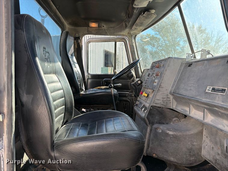 image for item DV8730 2000 Mack CH613 semi truck