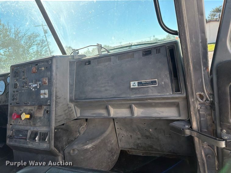 image for item DV8730 2000 Mack CH613 semi truck