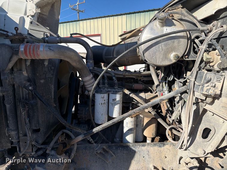 image for item DV8730 2000 Mack CH613 semi truck
