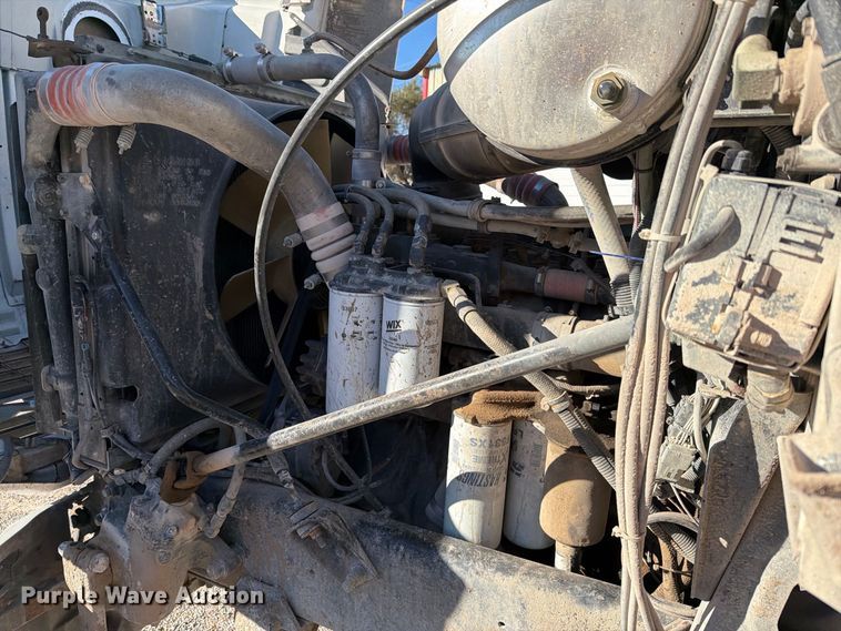image for item DV8730 2000 Mack CH613 semi truck