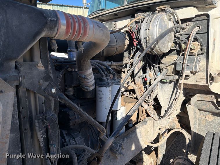image for item DV8730 2000 Mack CH613 semi truck