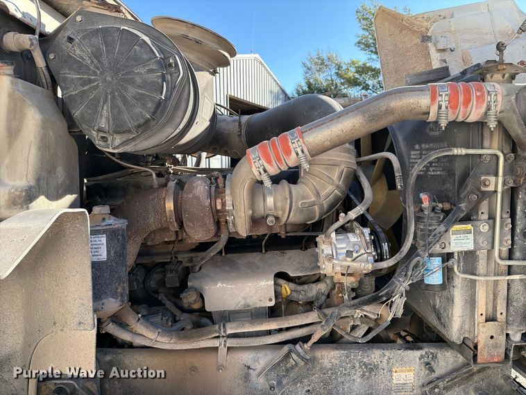 image for item DV8730 2000 Mack CH613 semi truck