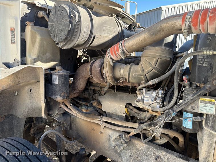 image for item DV8730 2000 Mack CH613 semi truck