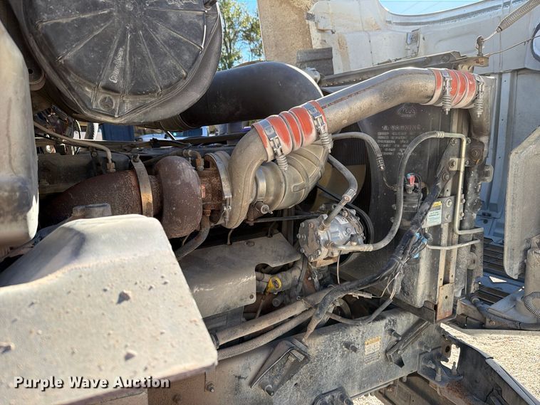 image for item DV8730 2000 Mack CH613 semi truck