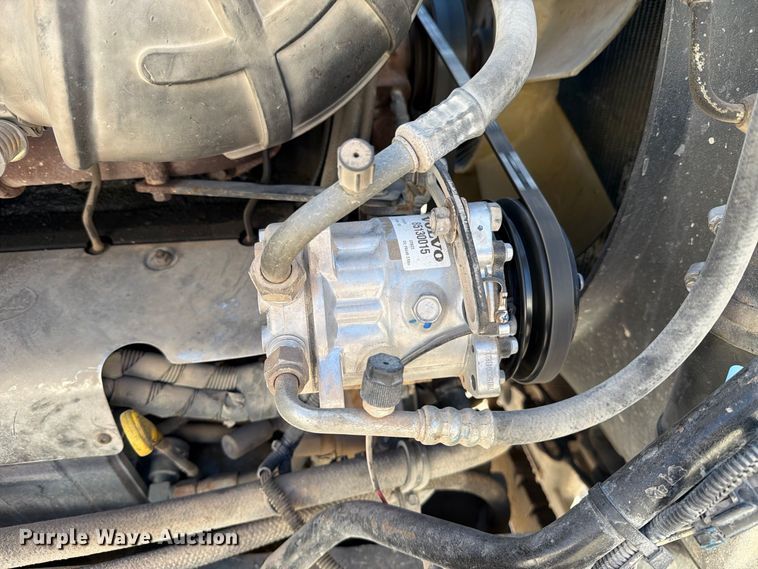 image for item DV8730 2000 Mack CH613 semi truck