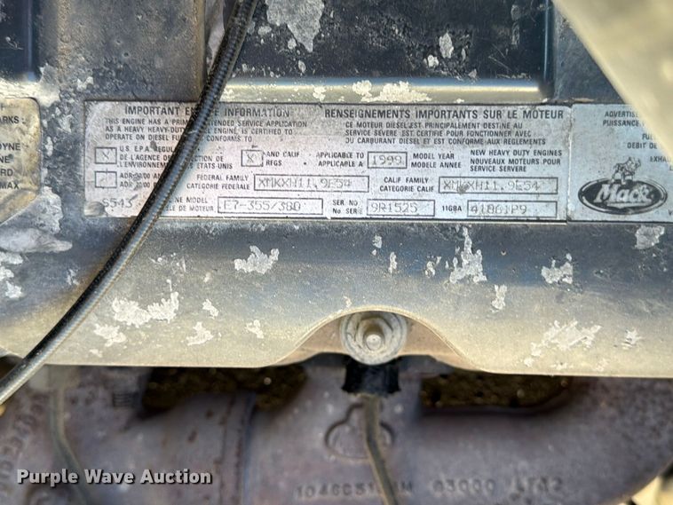 image for item DV8730 2000 Mack CH613 semi truck