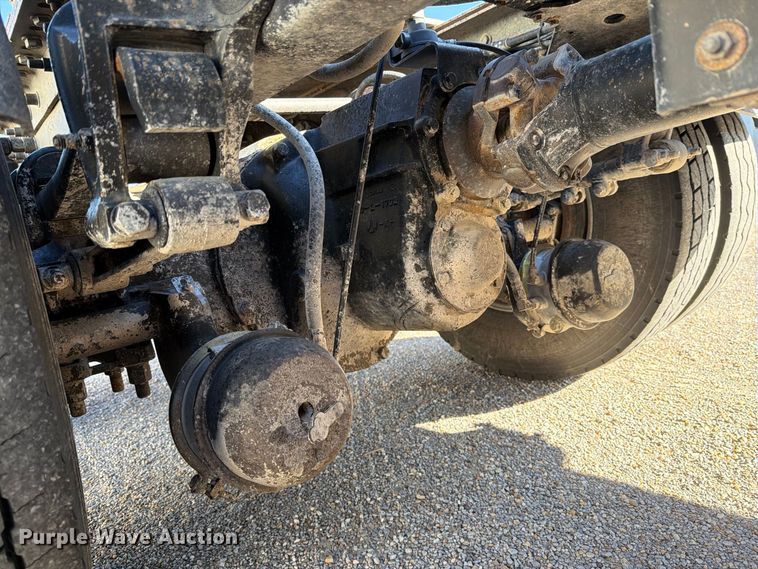 image for item DV8730 2000 Mack CH613 semi truck