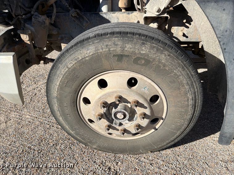 image for item DV8730 2000 Mack CH613 semi truck