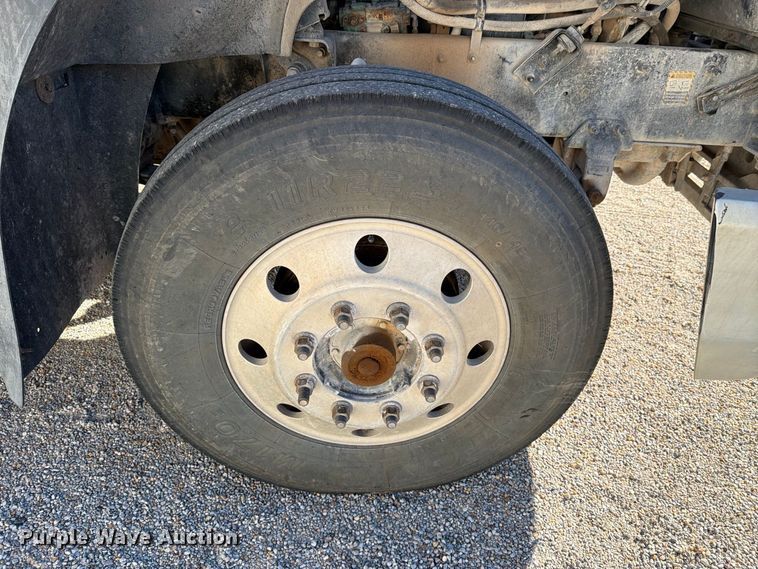image for item DV8730 2000 Mack CH613 semi truck