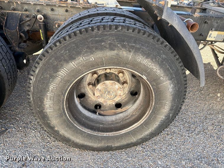 image for item DV8730 2000 Mack CH613 semi truck