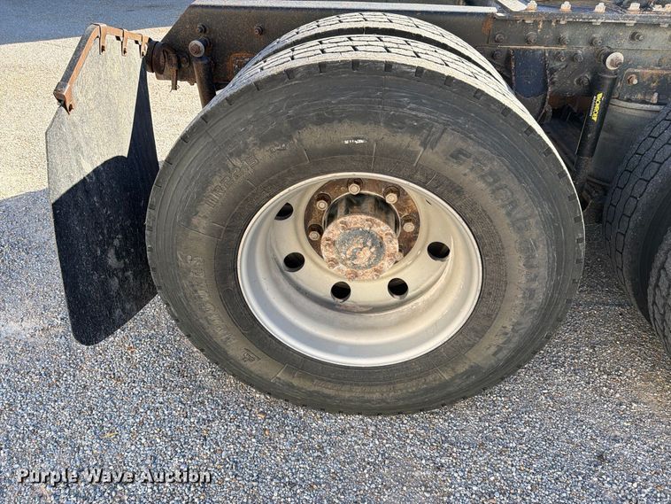 image for item DV8730 2000 Mack CH613 semi truck
