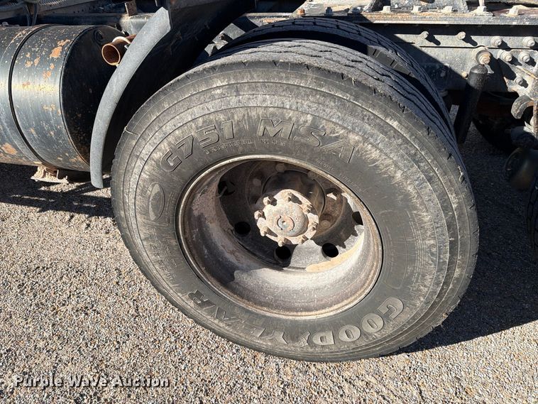 image for item DV8730 2000 Mack CH613 semi truck