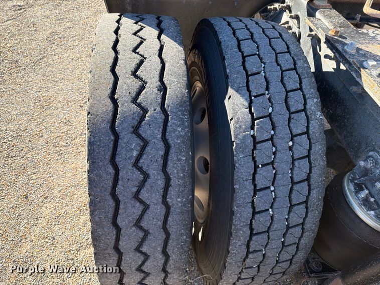 image for item DV8730 2000 Mack CH613 semi truck