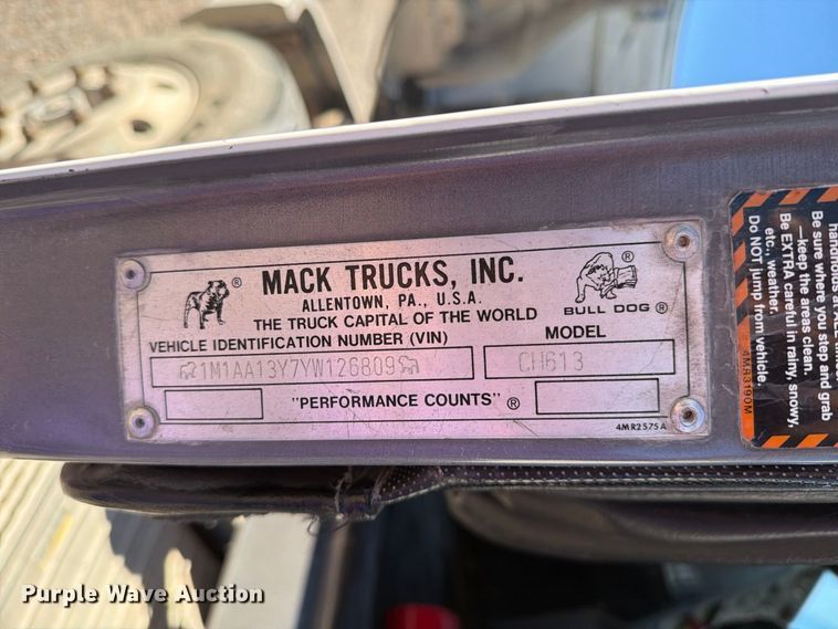 image for item DV8730 2000 Mack CH613 semi truck