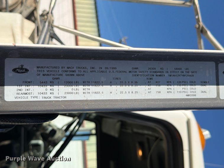 image for item DV8730 2000 Mack CH613 semi truck