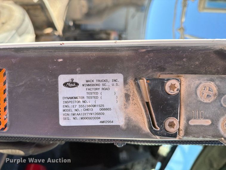 image for item DV8730 2000 Mack CH613 semi truck