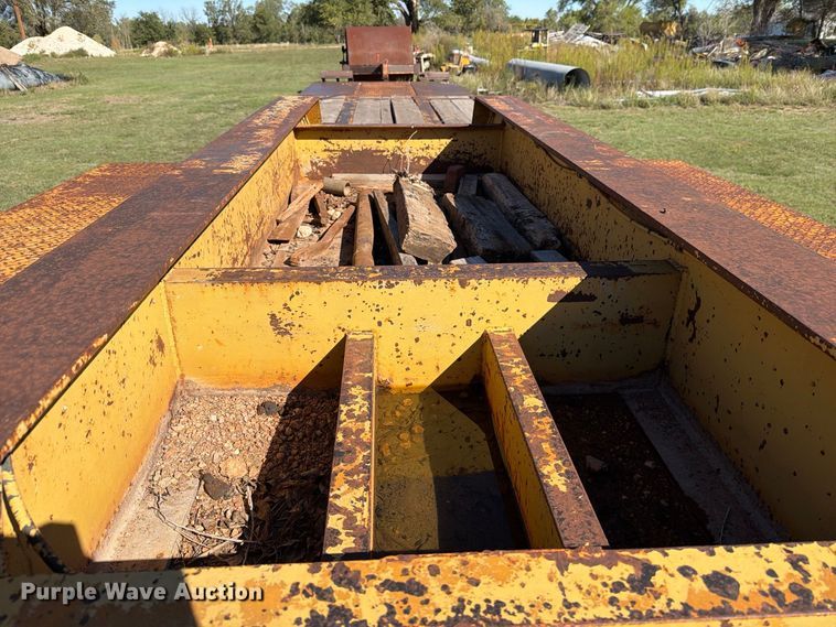 image for item DV8731 1985 Holden Industries, Inc HLB38235 drop deck equipment trailer