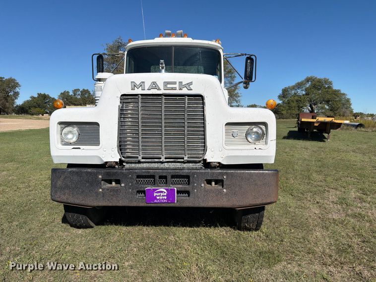 image for item DV8732 1985 Mack R semi truck