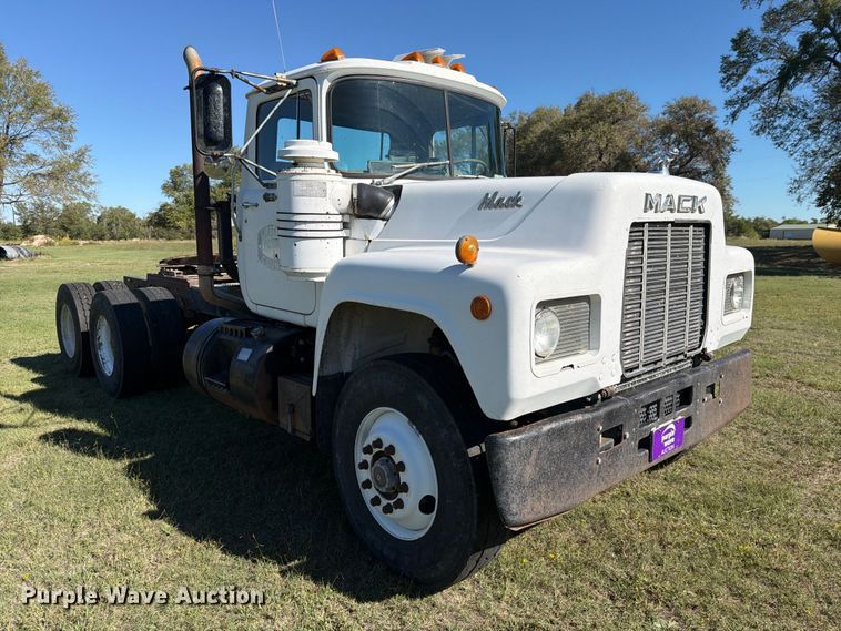 image for item DV8732 1985 Mack R semi truck