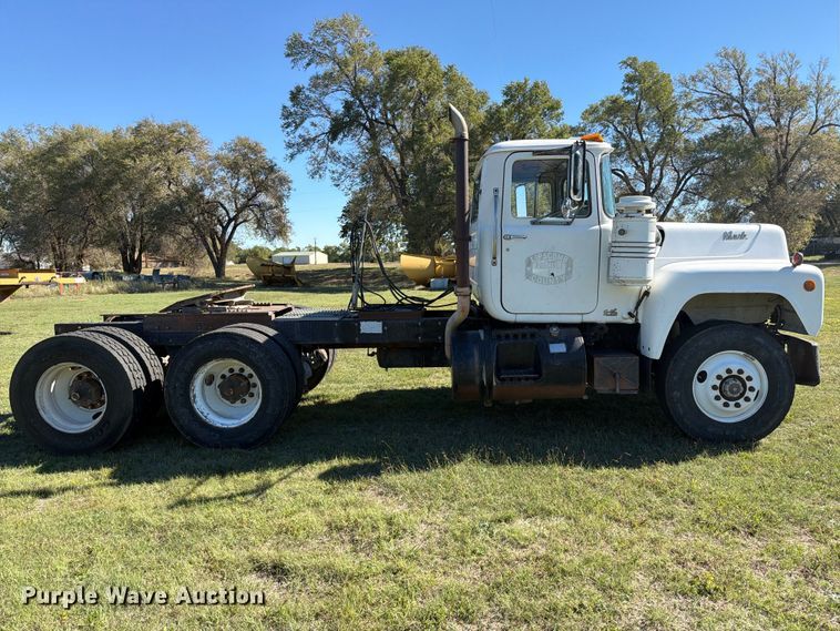 image for item DV8732 1985 Mack R semi truck
