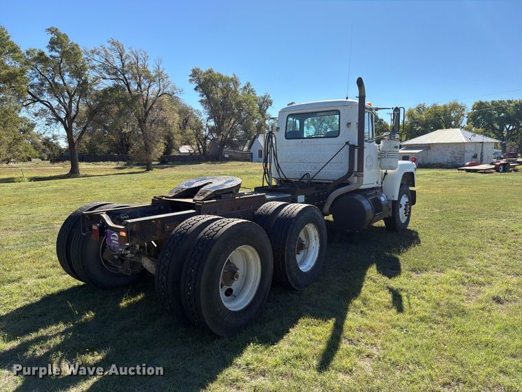image for item DV8732 1985 Mack R semi truck